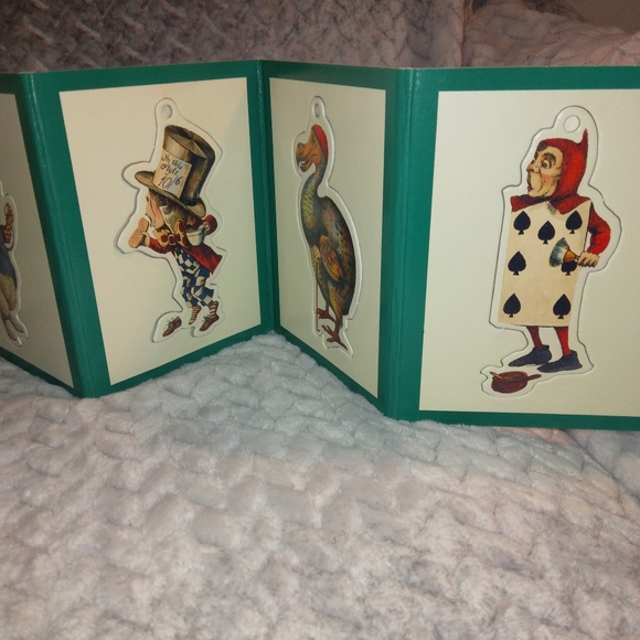 Alice in Wonderland: A Book of Ornaments - Picture 2 of 6